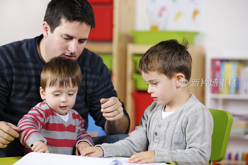 父母/照顾者/托儿与小男孩和蹒跚学步的孩子互动